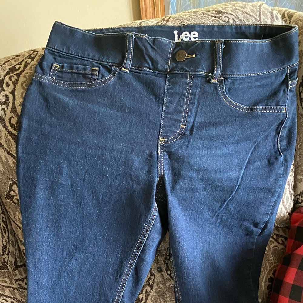 Lee - Size Medium Pull on stretchy jeans